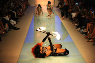 Dansçılar Luli Fama Show sırasında pistte gerçekleştirir 