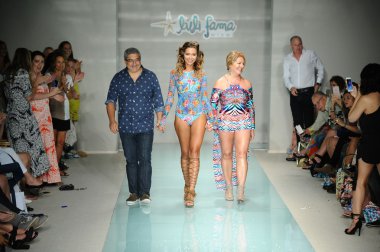 Tasarımcılar Luli Fama bahar yaz 2017 pist sırasında göstermek