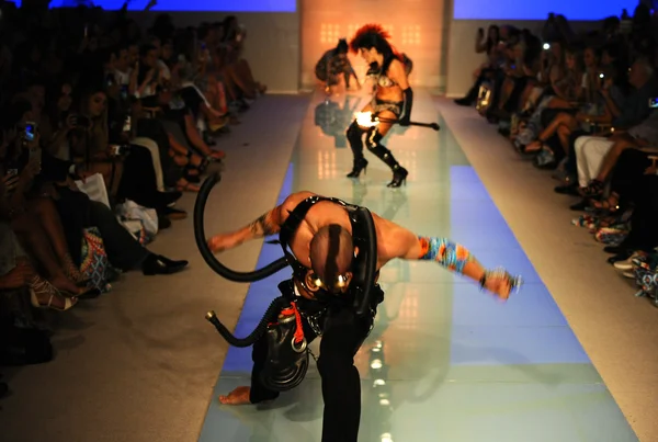 Dancers performs on  the runway during Luli Fama Show — Stock Photo, Image