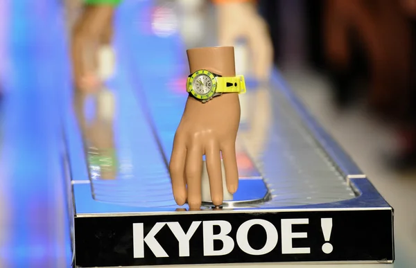 Zegarki na przenośniku pasa startowego podczas Keboe Pokaż — Zdjęcie stockowe