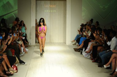 Lila Nicole İlkbahar Yaz 2017 Pist Gösterisi