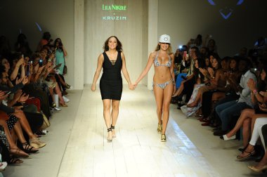 Lila Nicole İlkbahar Yaz 2017 Pist Gösterisi