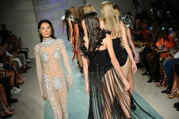 Rocky Gathercole Runway durante a Art Hearts Fashion Miami Swim Week — Fotografia de Stock