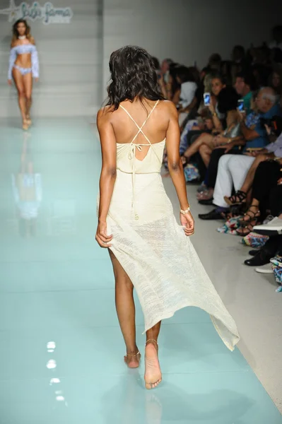 Luli Fama Runway Show — Stock Photo, Image