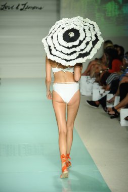 Aşk ve Limon lar Için Pist Gösterisi