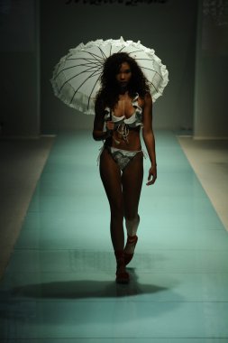 Aşk ve Limon lar Için Pist Gösterisi