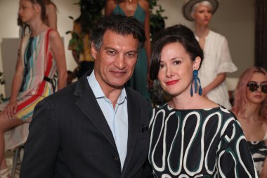 Saç stilisti Frederic Fekkai ve tasarımcı Whitney Pozgay 