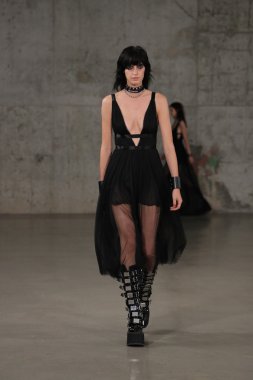 R13 defile