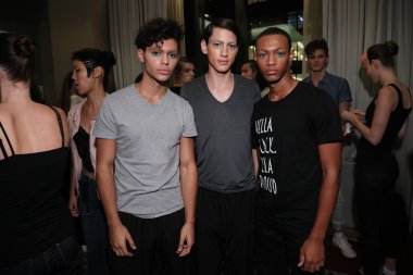  Victor De Souza defilesinden önce sahne arkası