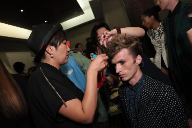  Victor De Souza defilesinden önce sahne arkası