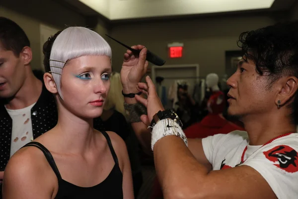 Backstage prima della sfilata di Victor De Souza — Foto Stock