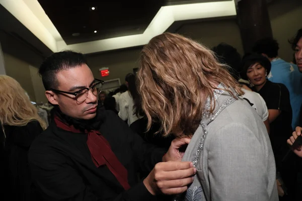 Dans les coulisses avant le défilé Victor De Souza — Photo