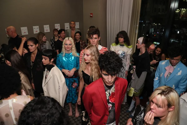 Detrás del escenario antes de Victor De Souza desfile de moda —  Fotos de Stock