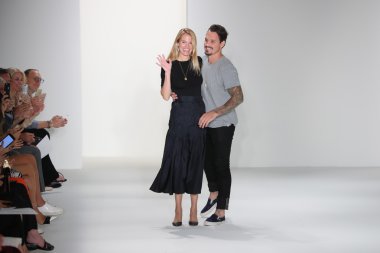  Tasarımcılar Laura Vassar ve Kristopher Brock podyumda yürümek 