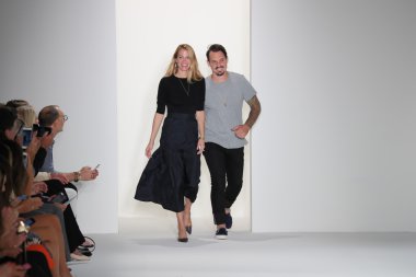  Tasarımcılar Laura Vassar ve Kristopher Brock podyumda yürümek 