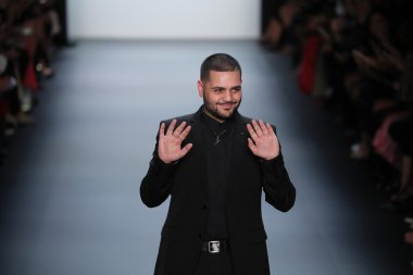 Tasarımcısı Michael Costello Michael Costello defilede seyirci selamlıyor
