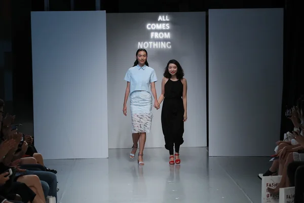 Designer Eva Xu walks the runway with a model — Stock Photo, Image