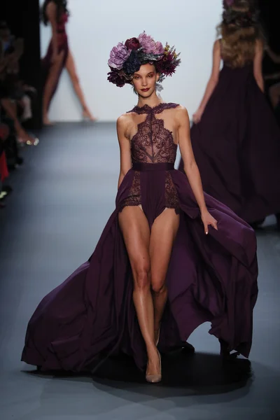 Michael costello modenschau während der new york fashion week — Stockfoto