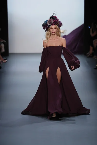 Michael costello modenschau während der new york fashion week — Stockfoto