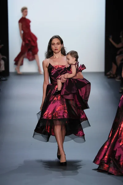 Michael Costello módní přehlídce během New York Fashion Week — Stock fotografie