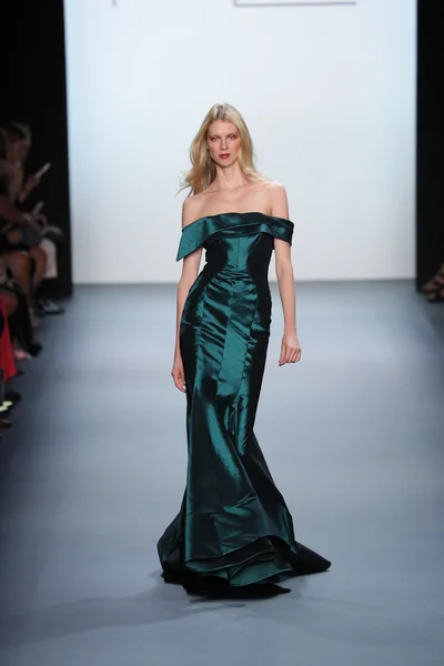 Michael costello modenschau während der new york fashion week — Stockfoto