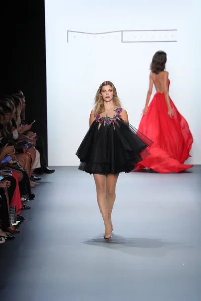 Desfile de moda de Michael Costello durante la Semana de la Moda de Nueva York — Foto de Stock