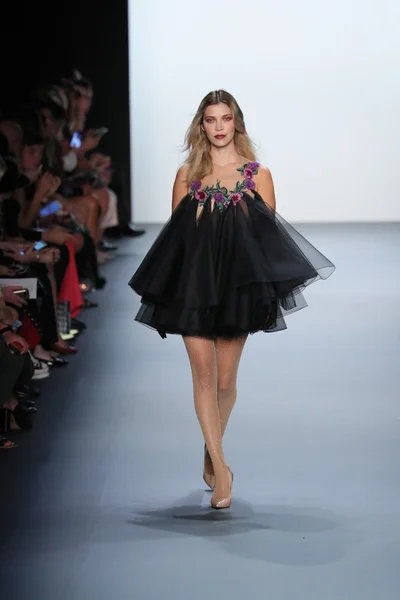 Michael Costello módní přehlídce během New York Fashion Week — Stock fotografie