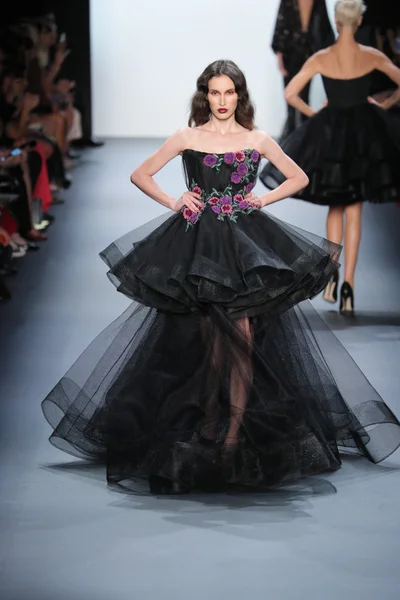 Michael costello modenschau während der new york fashion week — Stockfoto