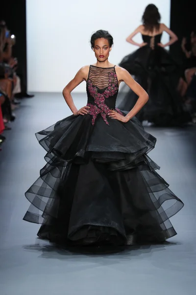 Michael Costello défilé de mode pendant la Fashion Week de New York — Photo