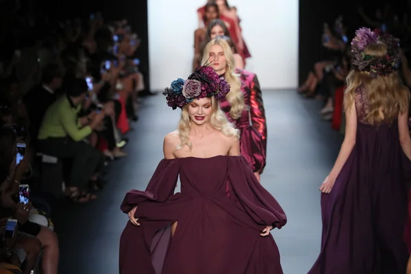 Michael Costello módní přehlídce během New York Fashion Week — Stock fotografie