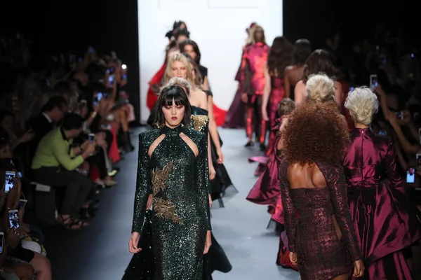 Michael Costello módní přehlídce během New York Fashion Week — Stock fotografie