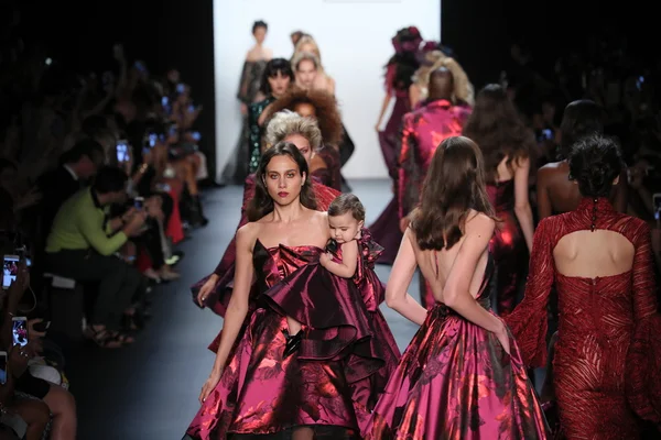 Michael Costello desfile de moda durante a semana de moda de Nova York — Fotografia de Stock