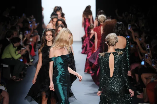 Michael Costello módní přehlídce během New York Fashion Week — Stock fotografie