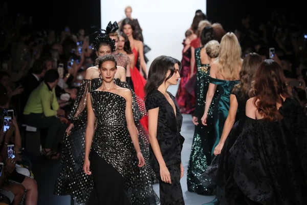 Michael Costello desfile de moda durante a semana de moda de Nova York — Fotografia de Stock