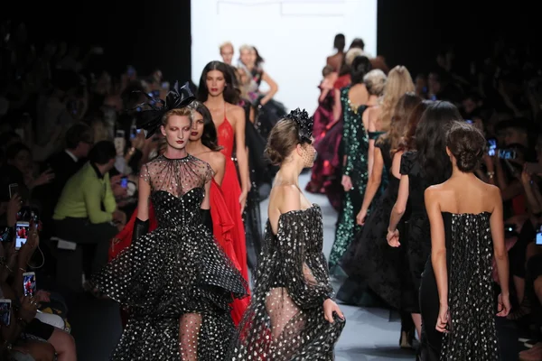 Michael Costello fashion show during New York Fashion Week — Stock Photo, Image