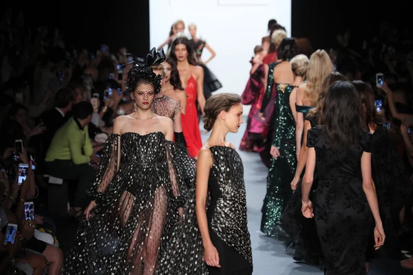 Michael Costello desfile de moda durante a semana de moda de Nova York — Fotografia de Stock