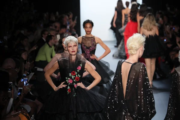 Michael Costello défilé de mode pendant la Fashion Week de New York — Photo
