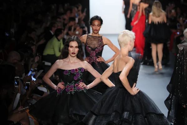 Michael Costello módní přehlídce během New York Fashion Week — Stock fotografie