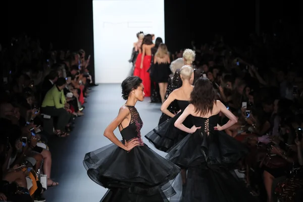 Michael Costello módní přehlídce během New York Fashion Week — Stock fotografie