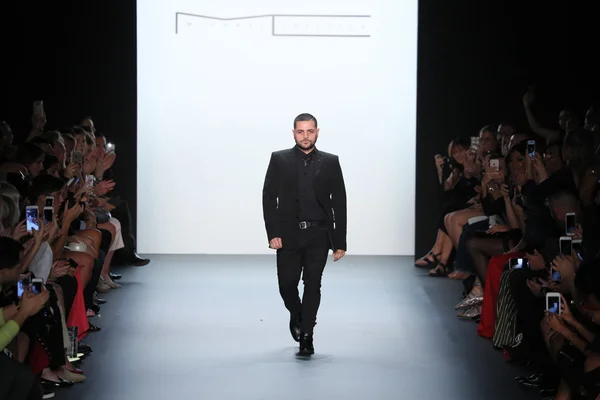 Le designer Michael Costello salue le public — Photo