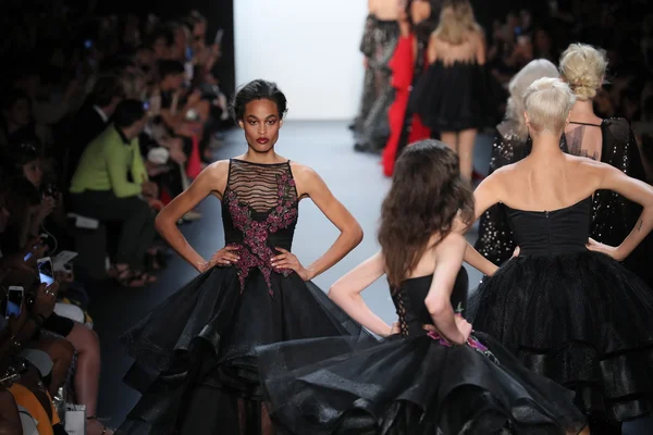 Michael Costello módní přehlídce během New York Fashion Week — Stock fotografie