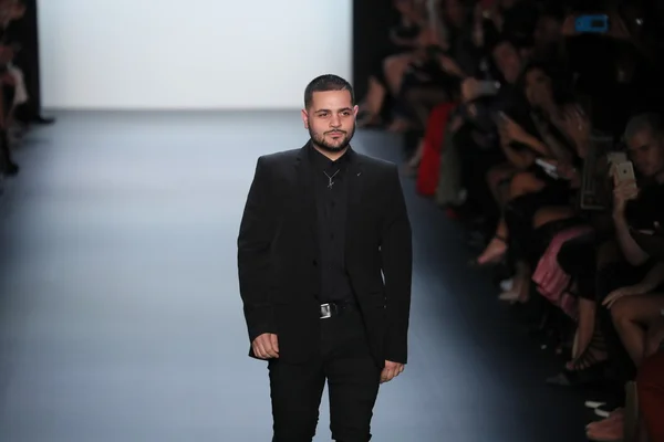 Ontwerper Michael Costello begroet het publiek op de Michael Costello fashion show — Stockfoto