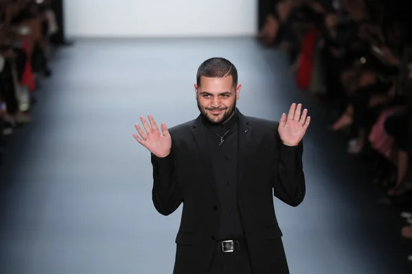 Designer Michael Costello greets the audience at the Michael Costello fashion show — Stock Photo, Image