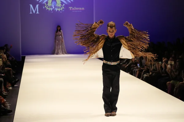 Performance on the runway at the Malan Breton fashion show — Stock Photo, Image