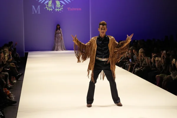 Desempenho na pista no desfile de moda Malan Breton — Fotografia de Stock