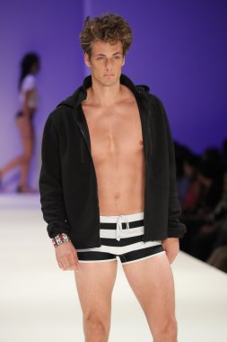 Malan Breton moda gösterisi sırasında New York Moda Haftası