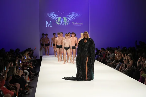 Malan Breton desfile de moda durante a New York Fashion Week — Fotografia de Stock