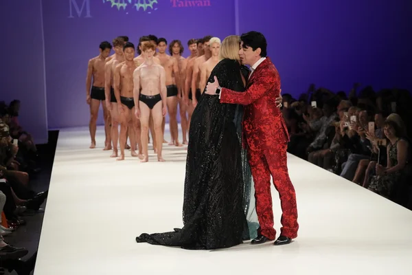 Malan Breton camina por la pasarela en el desfile de moda Malan Breton — Foto de Stock