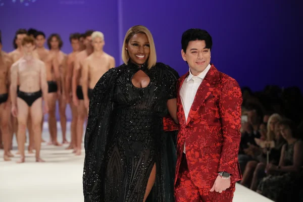 Malan Breton camina por la pasarela en el desfile de moda Malan Breton — Foto de Stock