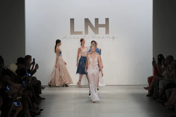 Lisa N. Hoang jaro 2017 během New York Fashion Week — Stock fotografie